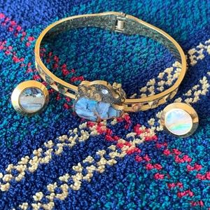 GOLDEN CUFF AND EARRING SET. BEAUTIFUL DETAILS